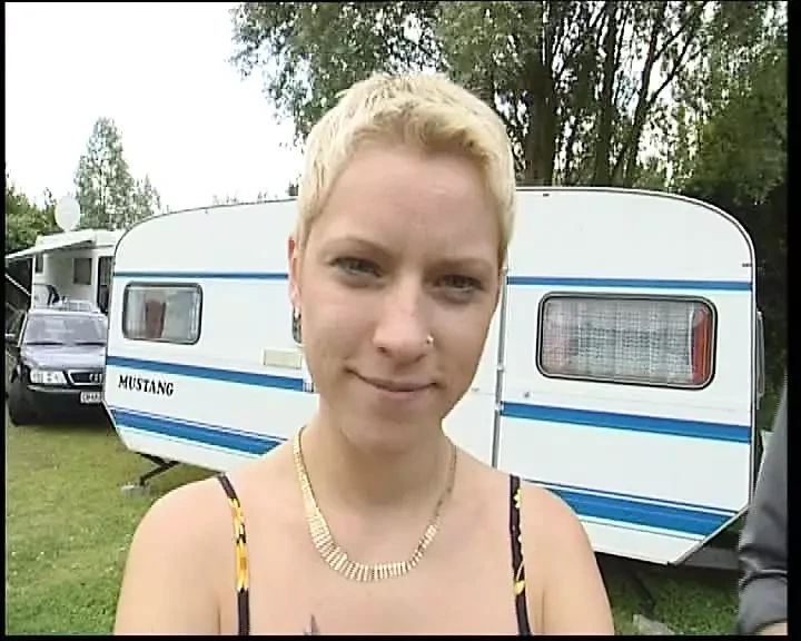 deutscher porno produzent bumst alles was ihm vor die kamera laeuft