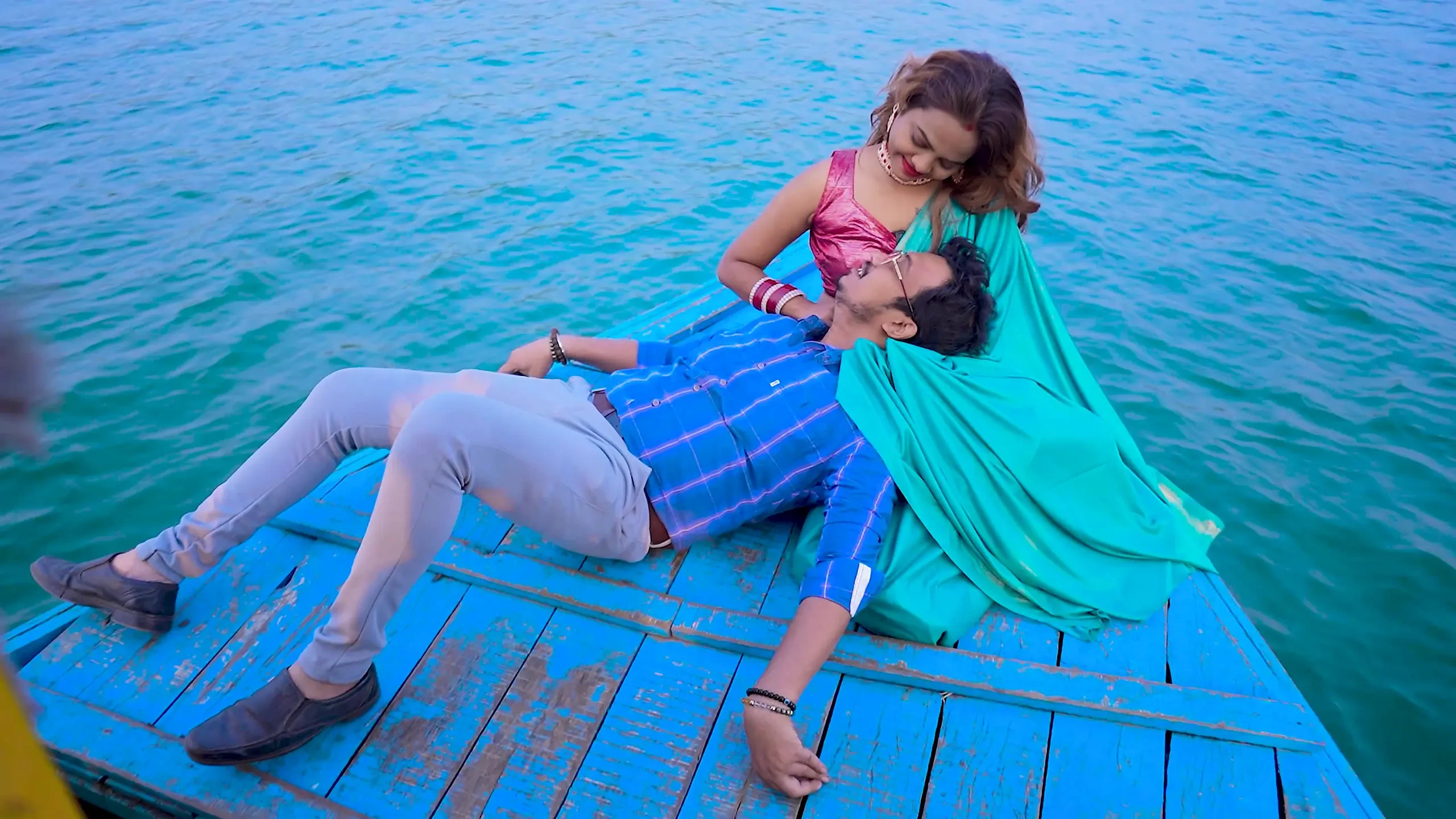 Husband and wife honeymooned and had hardcore sex in the middle of the sea