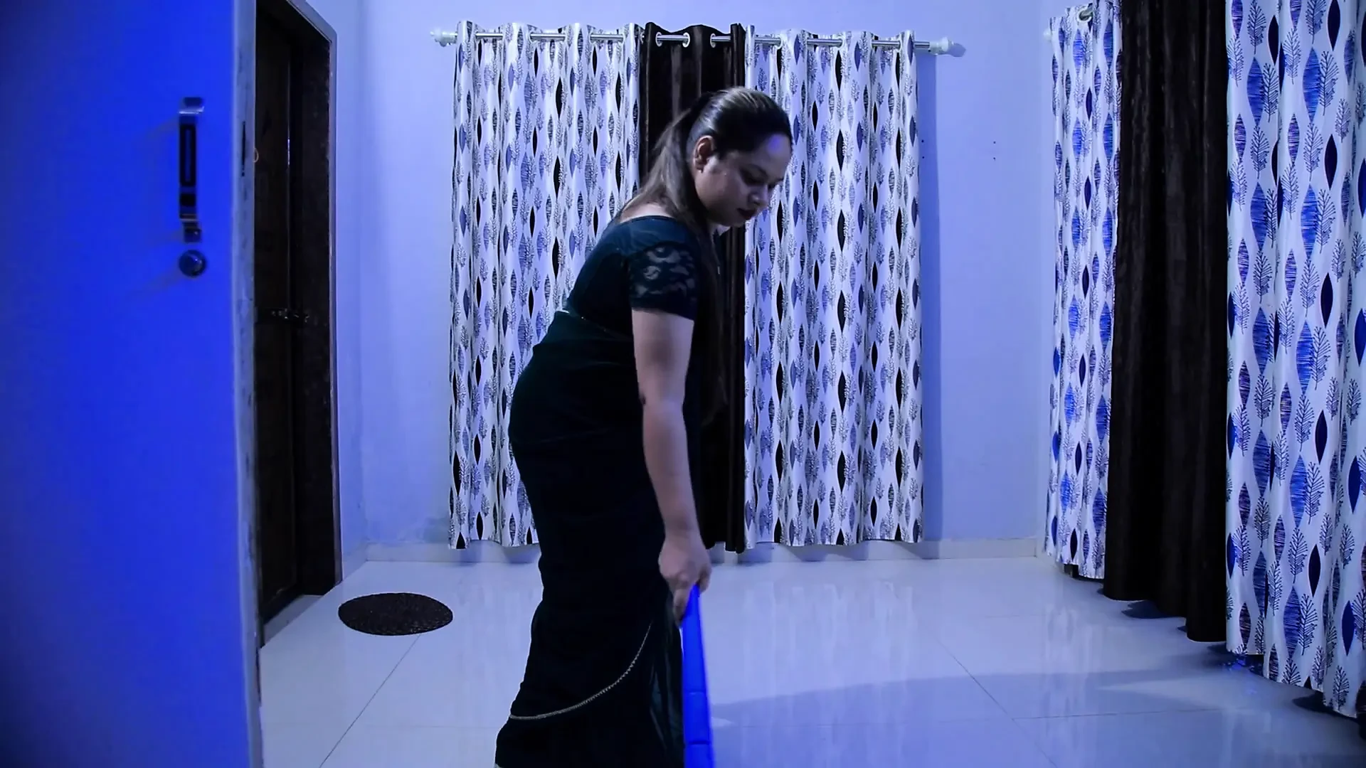 MAID WAS SHOCKED TO SEE HER MALIK PENIS ERECT