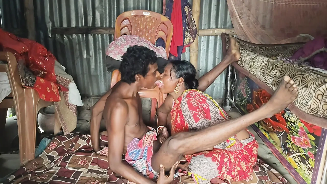 Desi housewife ki doggy style mein gand Mari